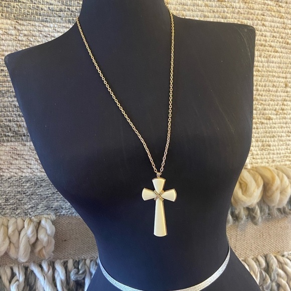 Vintage Avon Juliet Cross Pendant Necklace - Picture 7 of 10